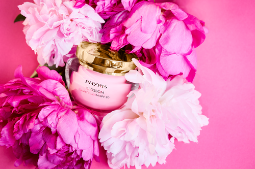 PHYRIS
BLOSSOM
LIGHT CREAM SPF 20
Protection. Rejuvenation. Ageless.