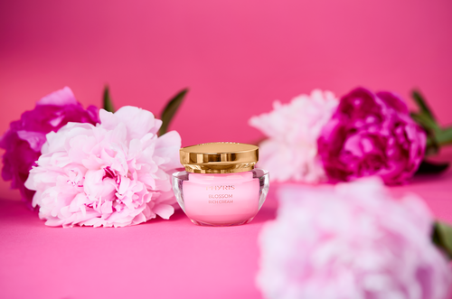 PHYRIS
BLOSSOM
RICH CREAM
Firming. Rejuvenation. Ageless.