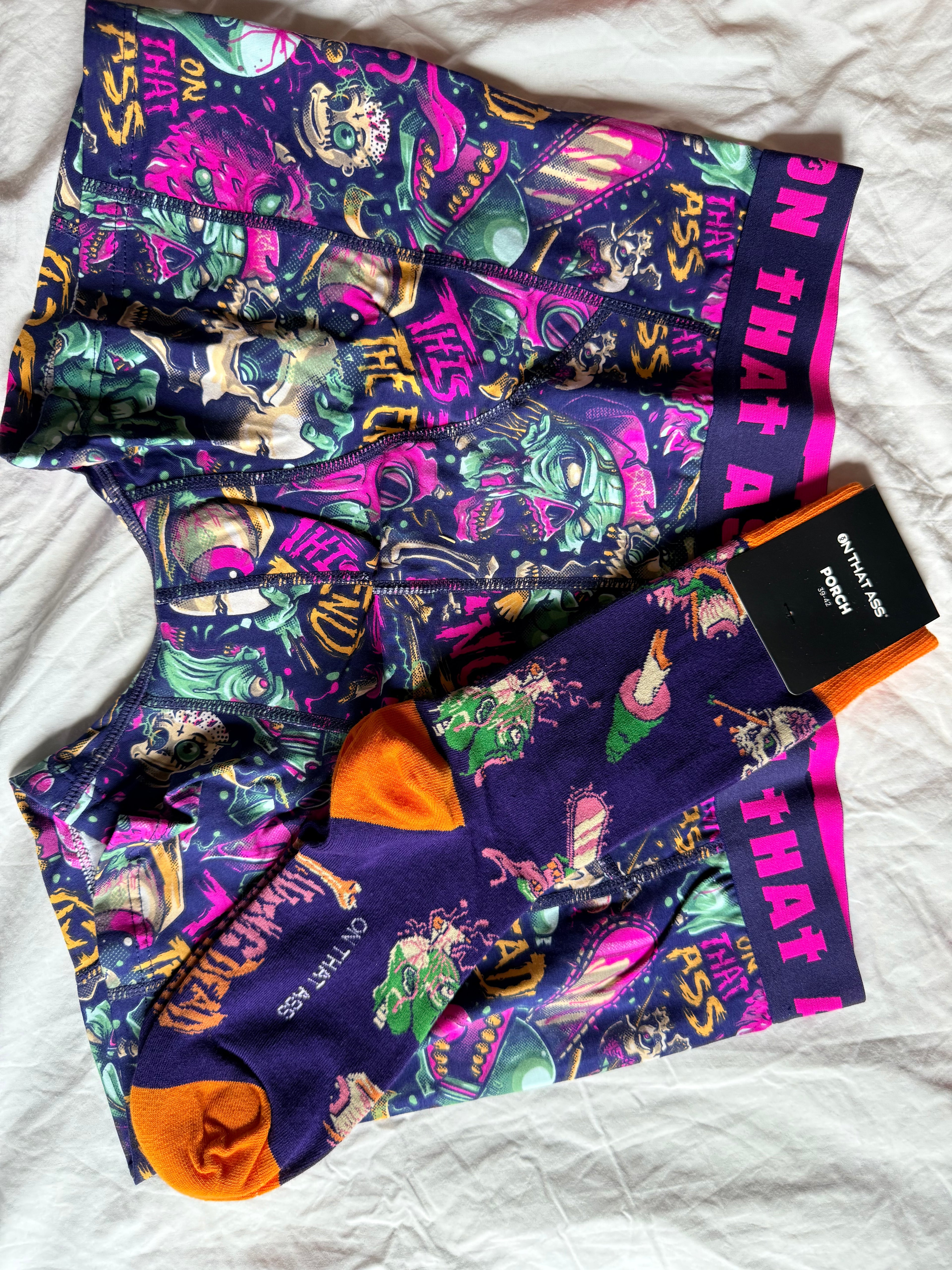 On that ass boxer maat L met sokken